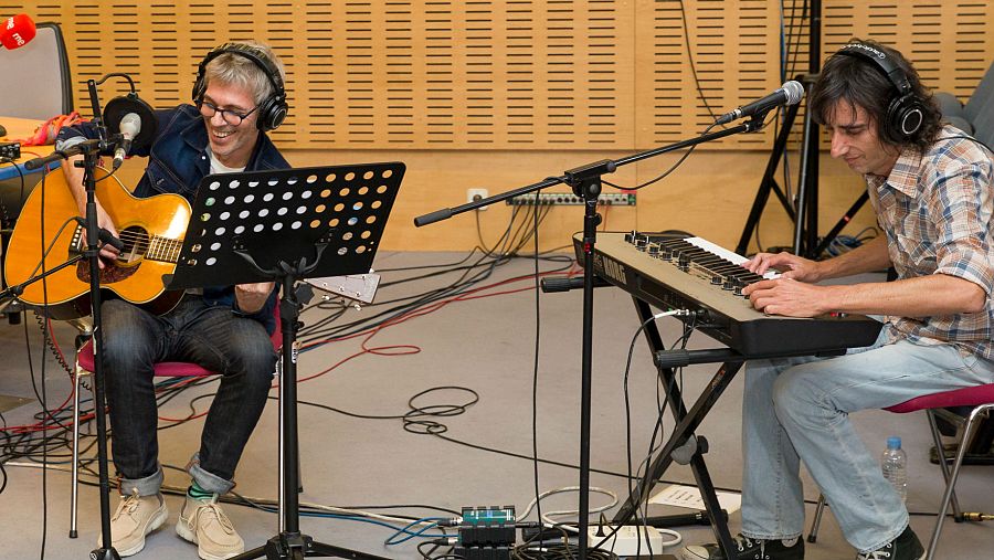 Rot (voz y guitarra), con Mauro Mietta en los teclados y en los coros