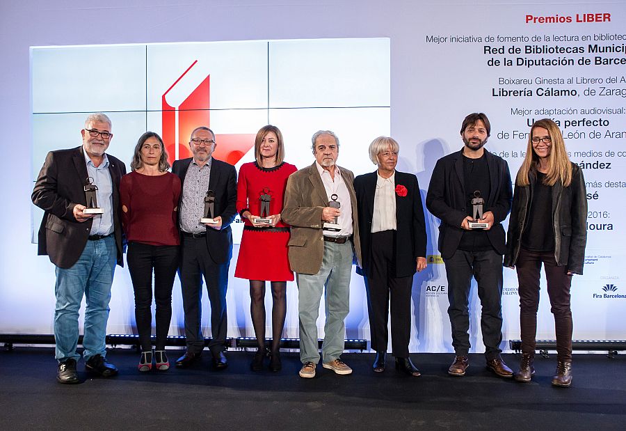 Pepa Fernández, directora y presentadora de 'No es un día cualquiera', posa con los premiados en la Feria de Barcelona