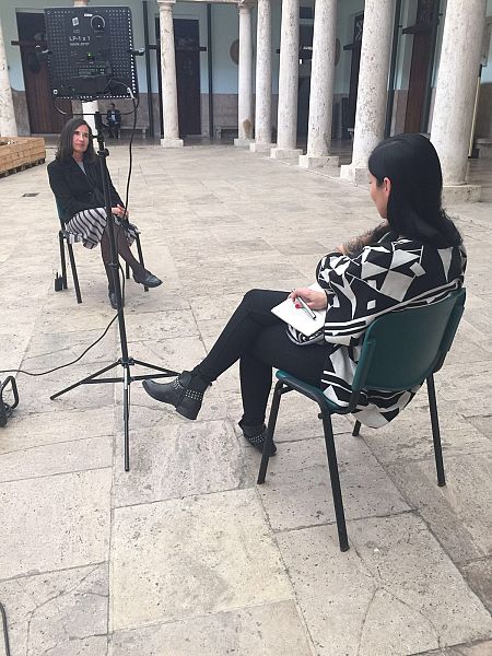 Clara Peñalver, la presentadora de La mitad invisible, durante una entrevista