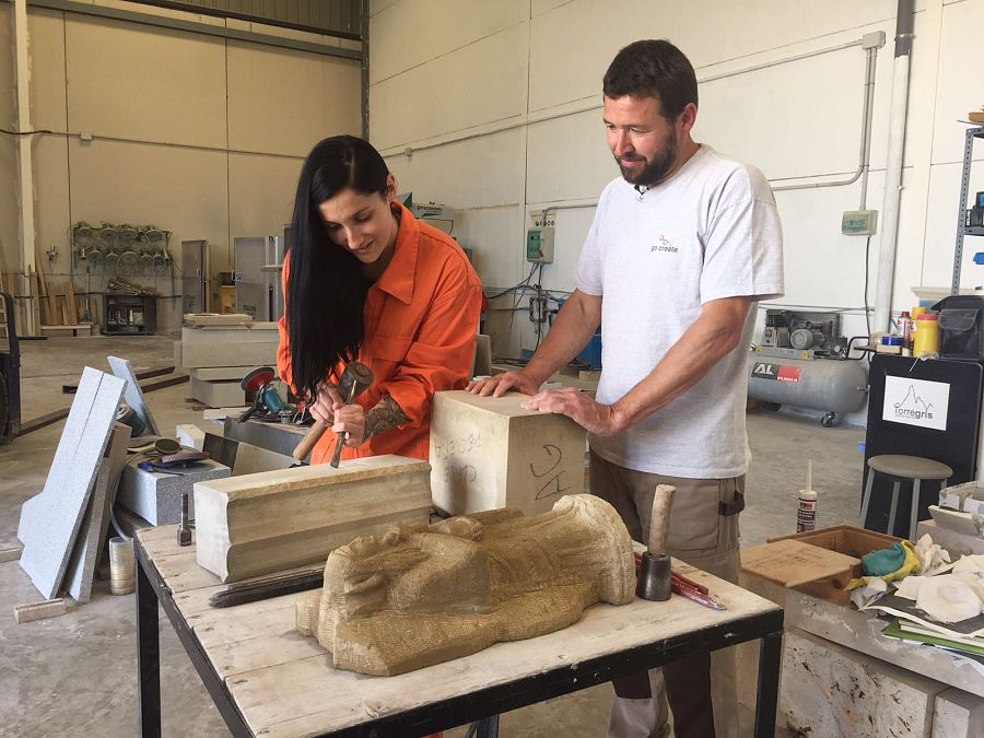 Clara Peñalver consulta los manuscritos en el Archivo Municipal, sito en el Palacio Cervelló