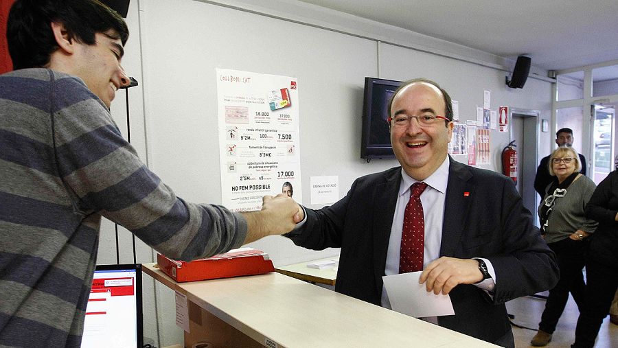 El candidato Miquel Iceta momentos antes de votar