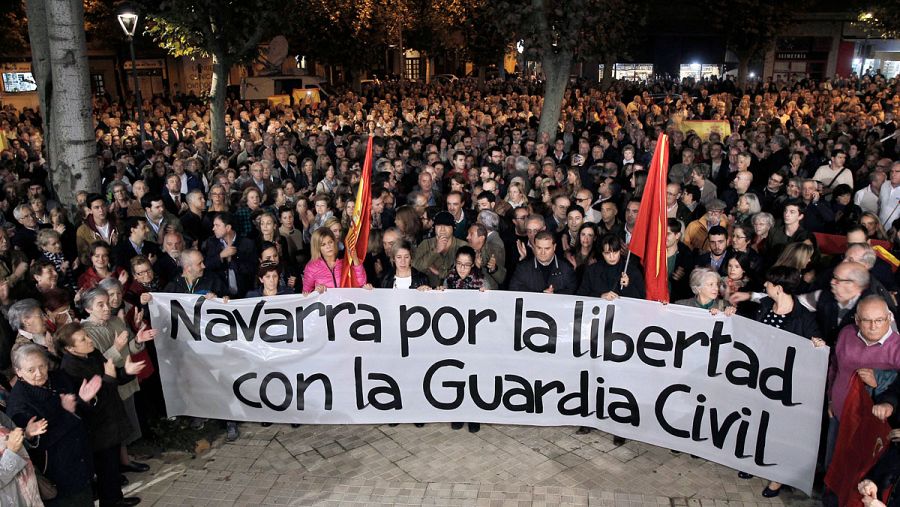 Concentración, convocada por La asociación Vecinos de Paz Berriozar en solidaridad con la Guardia Civil tras la agresión a dos agentes y sus parejas