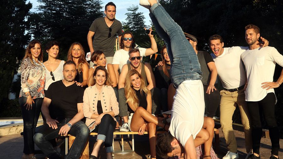Los 16 concursantes de OT1 durante el reencuentro.