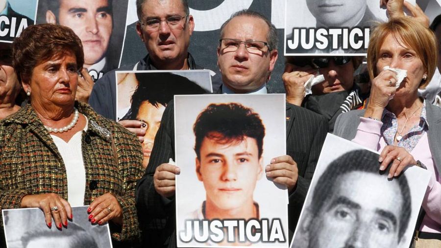 Concentración de familiares de víctimas de ETA unos días después del anuncio del cese de la violencia