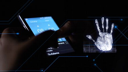 'El cazador de cerebros' desvela por qué los teléfonos actuales considerados inteligentes o smartphones, están en riesgo de desaparecer