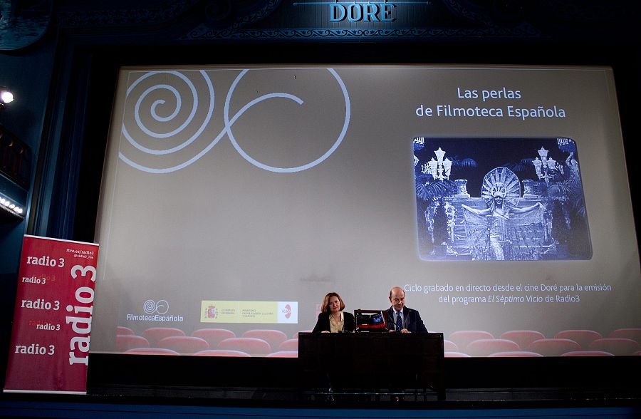 Alfonso Nasarre, director de RNE y Lorenza González, directora general del Instituto de la Cinematografía y de las Artes Audiovisuales (ICAA), en la firma del convenio