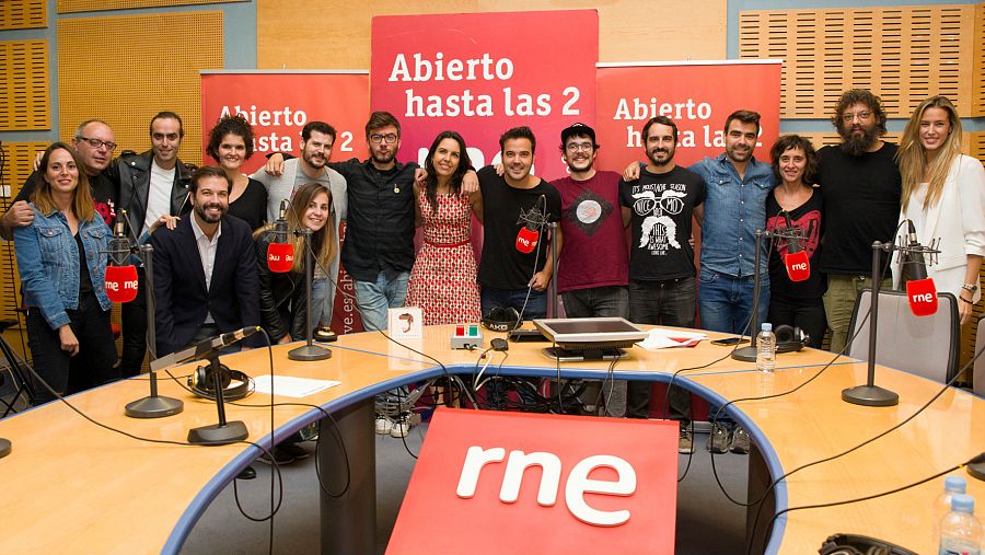 Zelada, con todo el equipo del programa y el público