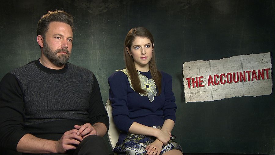 Ben Affleck y Anna Kendrick nos presentan a 'El contable'