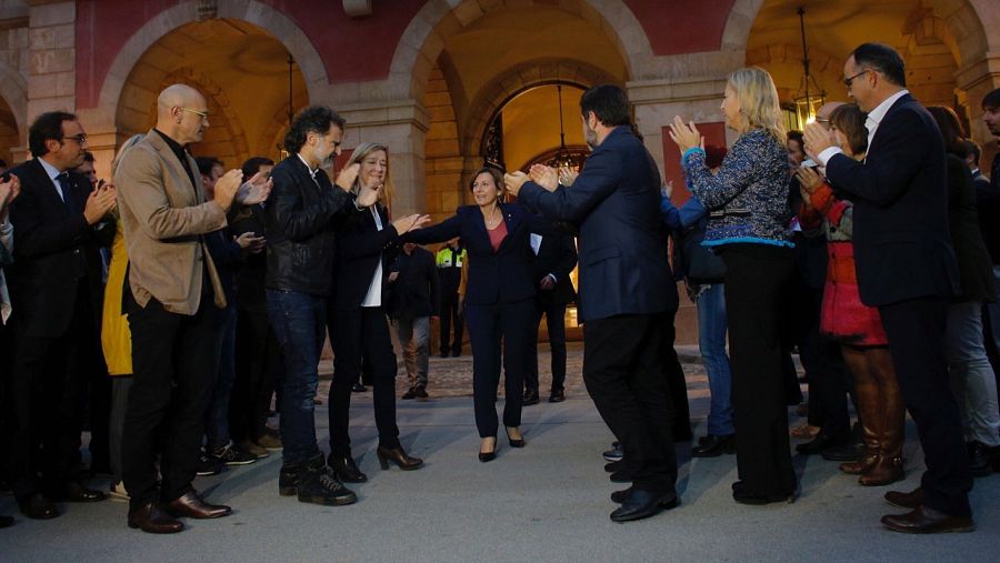 Varios diputados y consellers arropan a Forcadell a su salida esta tarde del Parlament