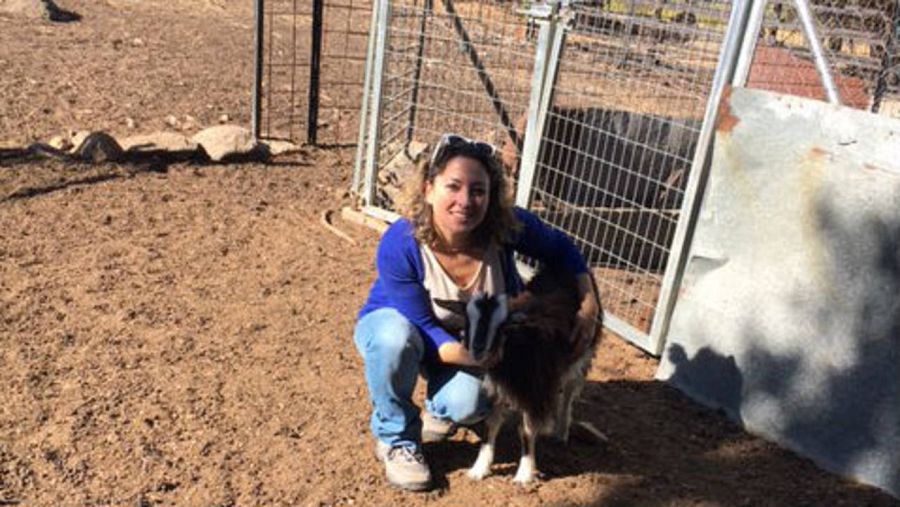 Sonia Castelani, con una de las cabras de Rocio López