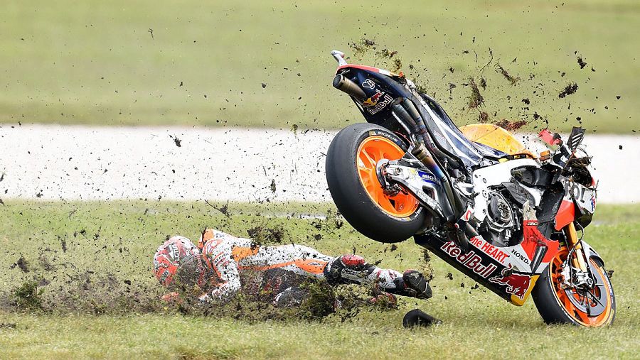 Momento de la caída de Marc Márquez en Australia
