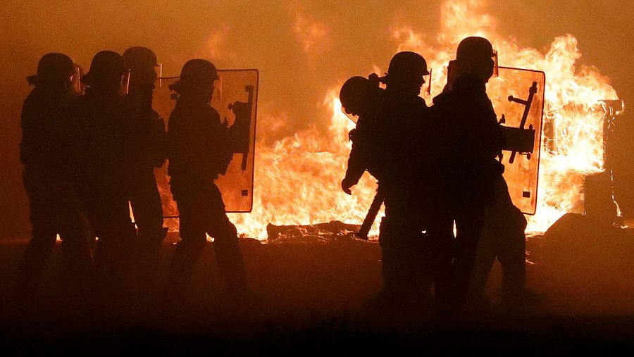 Policías franceses en el campamento de migrantes de 