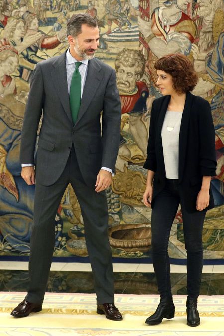 La portavoz de En Marea, Alexandra Fernández, con el rey