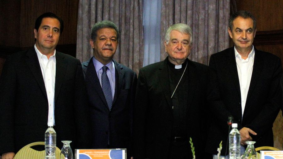 El expresidente del Gobierno español José Luis Rodríguez Zapatero junto a monseñor Emil Paul Tscherrig y a los expresidentes Leonel Fernández de República Dominicana y Martín Torrijos de Panamá, durante el anuncio de la reunión de diálogo entre ofic