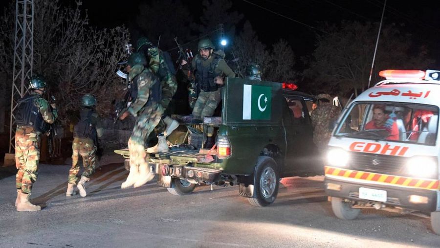 Varios soldados paquistaníes llegan al lugar del atentado