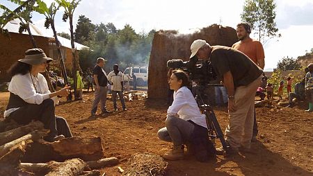 Isabel Muñoz con el equipo de RTVE en la grabación del documental