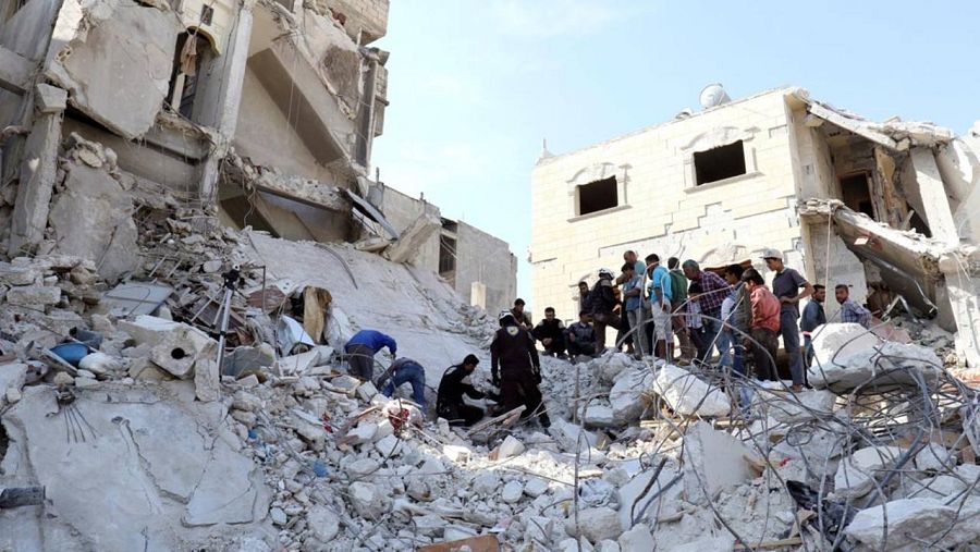 Varias personas intenta buscar supervivientes tras los bombardeos en la región de Idlib