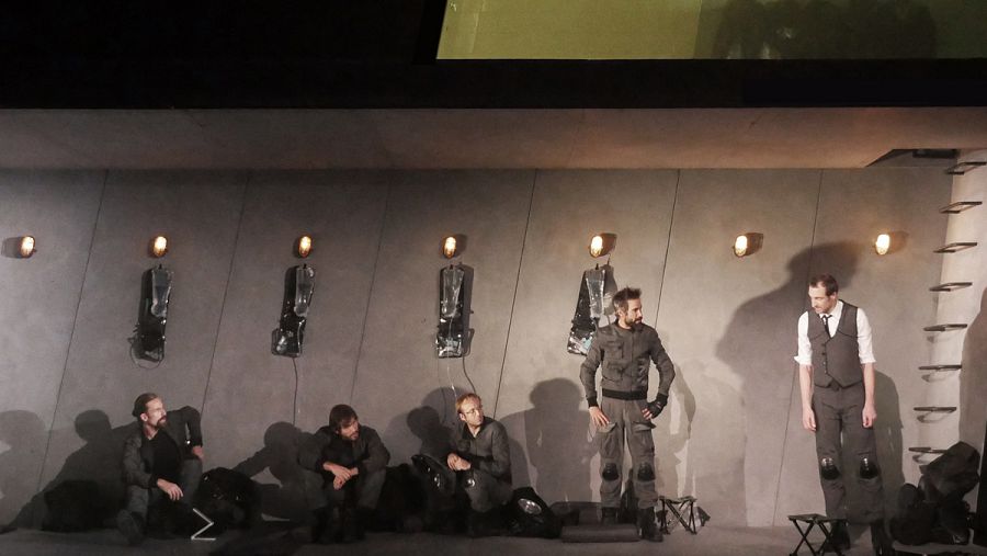Los protagonistas de 'Escuadra hacia la muerte', una versión de Paco Azorin, en el Teatro María Guerrero.