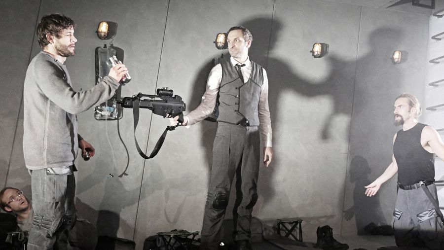 Iván Hermes, Julián Villagrán y Agus Ruiz durante una escena de 'Escuadra hacia la muerte'.