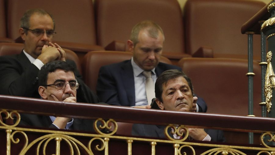 El presidente de la gestora del PSOE, Javier Fernández (d), y el portavoz de la misma, Mario Jiménez, siguen desde la tribuna de invitados del Congreso el discurso de Antonio Hernando