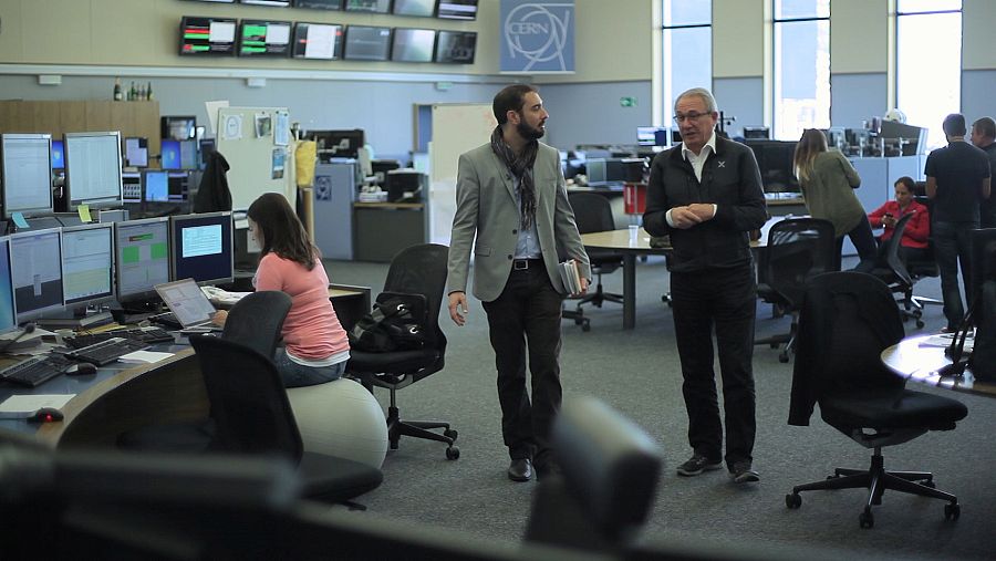 Pere Estupinyà, en el CERN junto al físico español Luis Álvarez-Gaumé