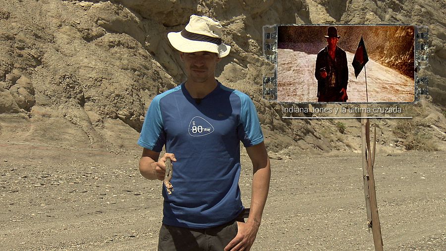 Juanjo Ballesta imita una escean de 'Indiana Jones, la última cruzada' película que se rodó en ese paisaje