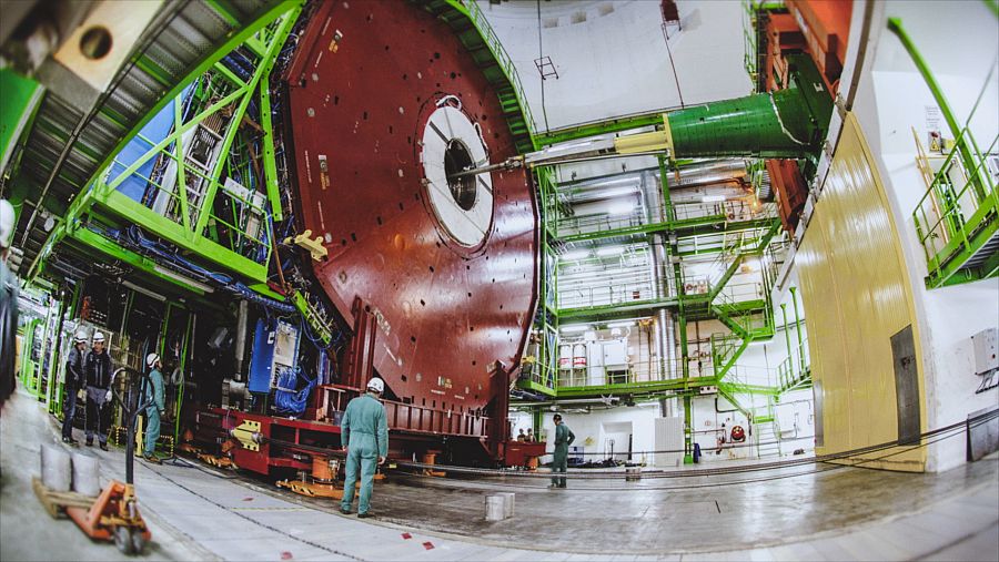 Bajamos hasta los potentes detectores de esta catedral del siglo XXI para estar lo más cerca posible del Big Bang