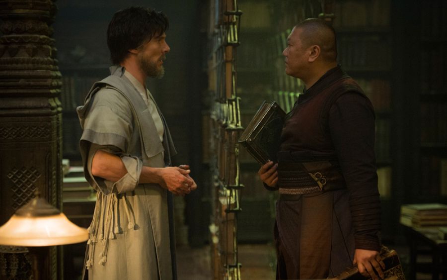 Extraño y Wong, que se convertirá en su mejor amigo