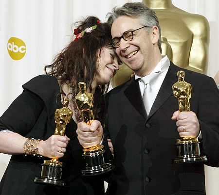 Fran Walsh y Howard Shore con los tres premios Oscar por la banda sonora de 'El señor de los anillos'