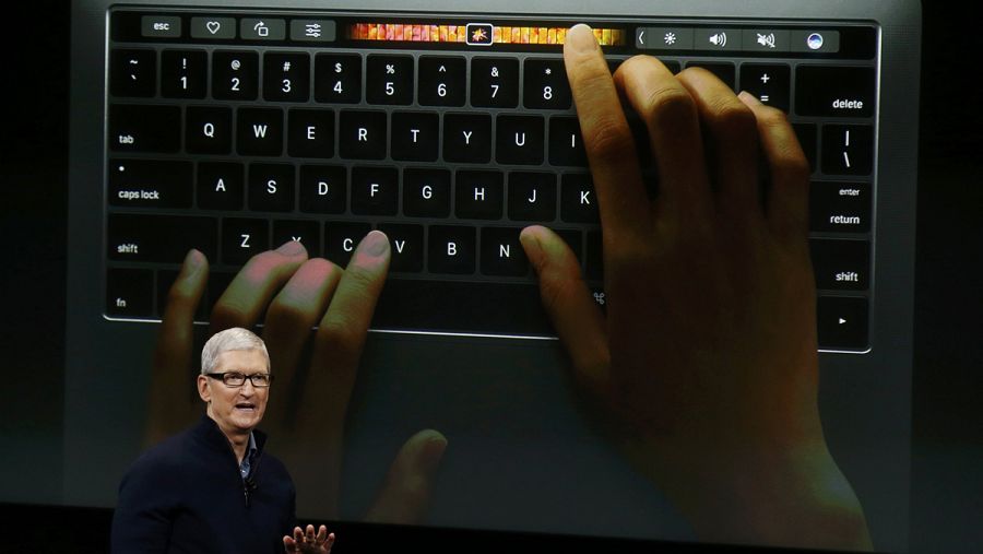 El CEO de Apple, Tim Cook, muestra una imagen de la barra táctil que registra también las huellas dactilares del usuario