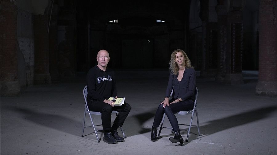 Nos comentó Delphine de Vigan que le apetecía apostar por este juego literario, en el que también ha querido reflexionar sobre esas personas que son capaces de adueñarse de tu vida sin que puedas hacer nada para evitarlo