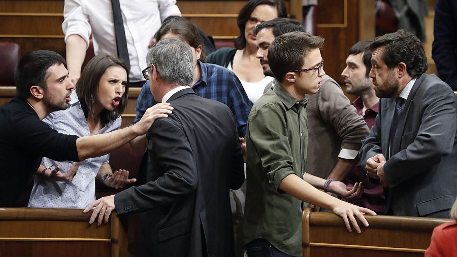 Villegas discute con Espinar, Montero e Iglesias durante el debate de investidura