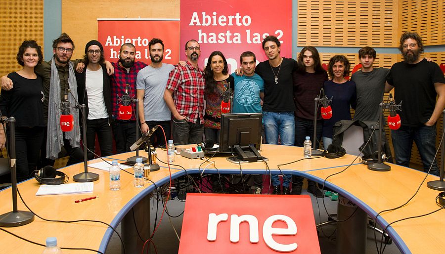 Shinova, con todo el equipo del programa