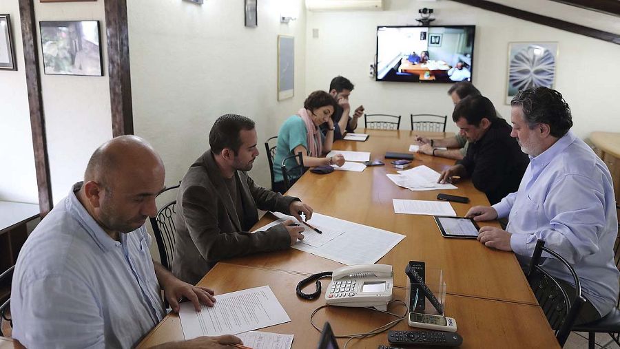 Fotografía de archivo del pasado 22 de septiembre del editor jefe Murat Sabuncu (dch) durante una reunión en el diario Cumhuriyet en Estambul.