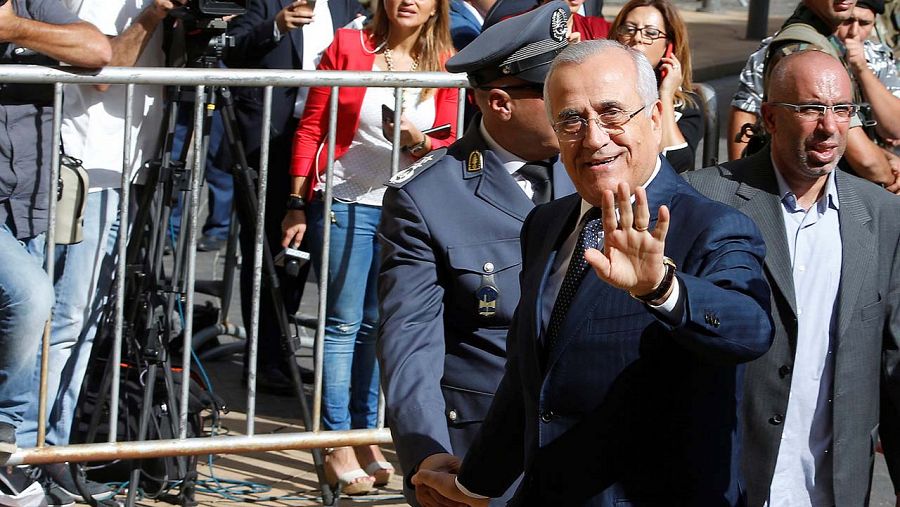 El expresidente libanés, Michel Suleiman, saluda al entrar en el Parlamento en Beirut