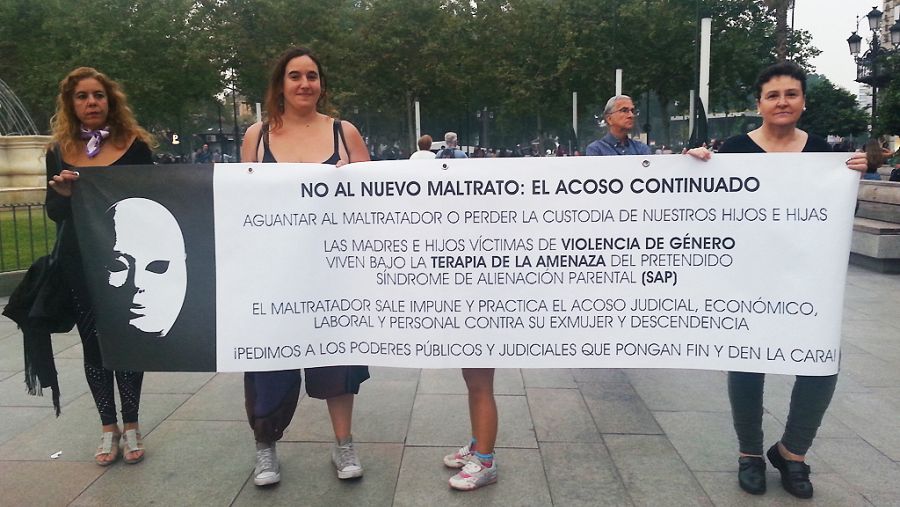 A la manifestación se han sumado decenas de asociaciones y organizaciones de todo tipo.