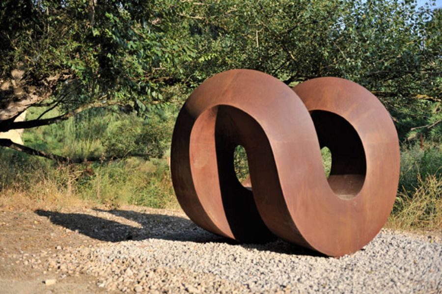 A l'exposició d'escultures a l'aire lliure, al Parc dels Estanys de Platja d'Aro, 