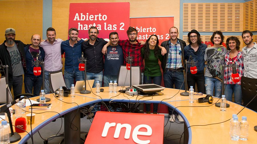 Delafé, con todo el equipo de 'Abierto hasta las 2'