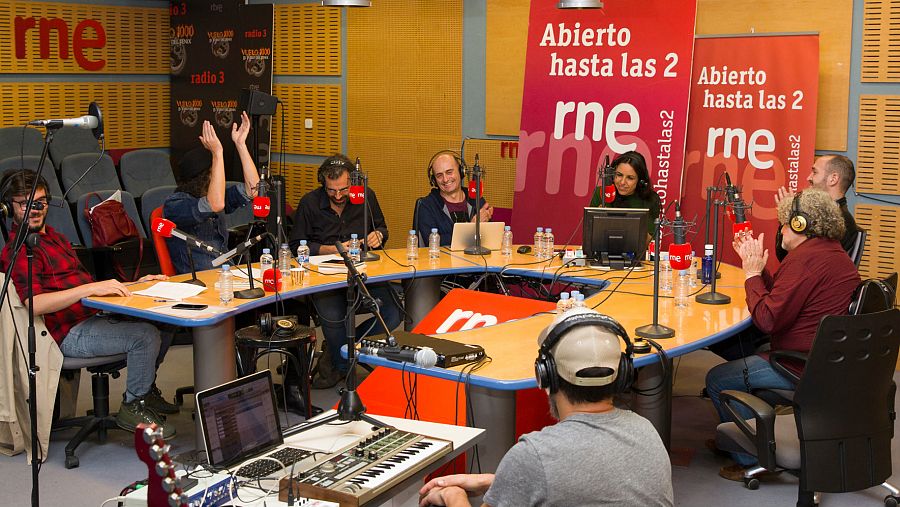 Un momento del programa, con Pepe Viyuela, Antílopez y el resto de colaboradores