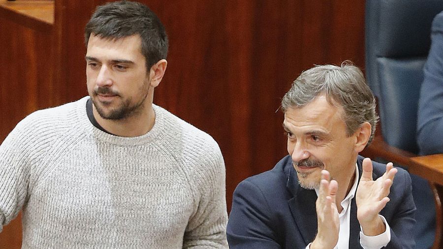 El diputado de Podemos Ramón Espinar, a la izquierda, y el portavoz de Podemos en la Asamblea de Madrid, José Manuel López