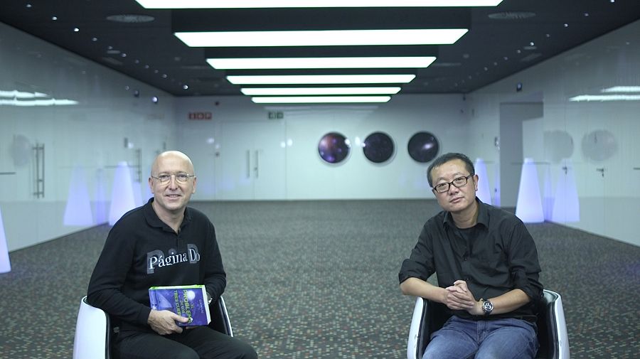 Aprovechando su estancia en nuestro país, quedamos con Cixin Liu para hablar de la primera entrega de su trilogía, 