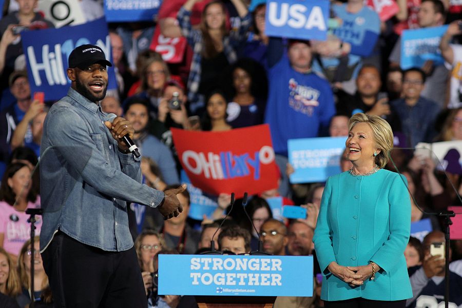 El jugador de la NBA, LeBron James, participa en un acto de campaña de la demócrata Hillary Clinton en Cleveland, Ohio.