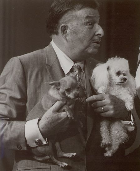 Xavier Cugat acompañado de su inseparable chihuahua