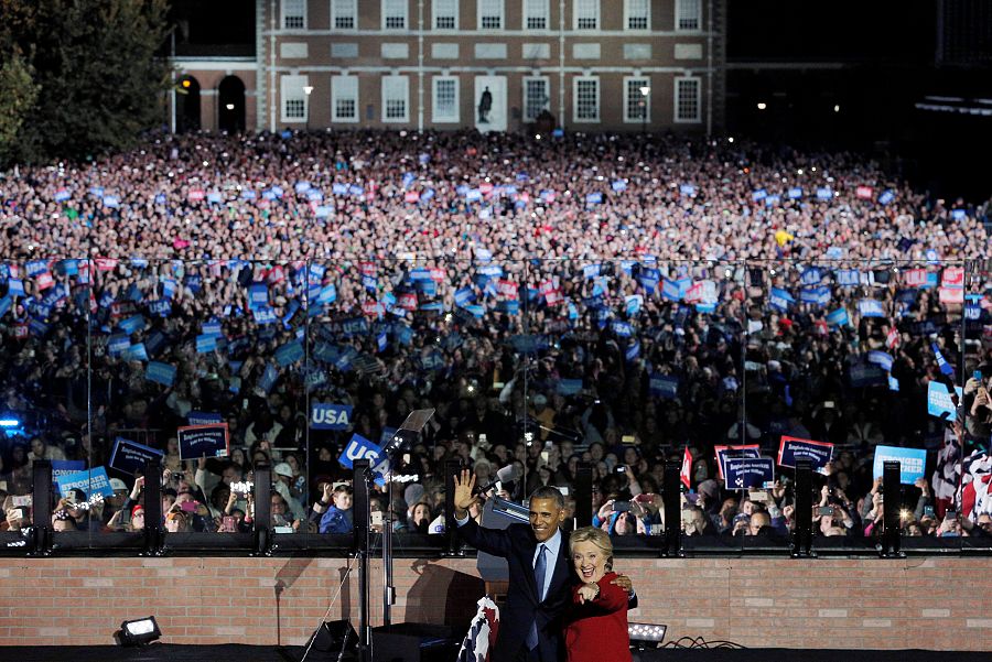 La candidata demócrata Hillary Clinton junto al presidente Barack Obama en Filadelfia.
