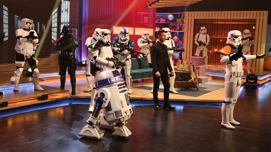 Eduardo Aldán rodeado de personajes de 'La guerra de las galaxias' en el plató de 'Espinete no existe'