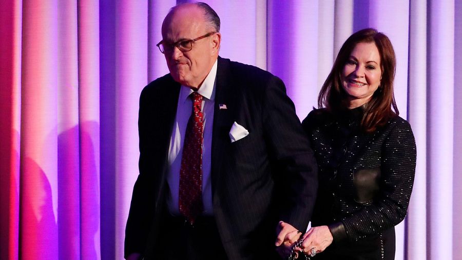 El exalcalde de Nueva York, Rudy Giuliani, y su mujer, en la noche de la elección en Nueva York.