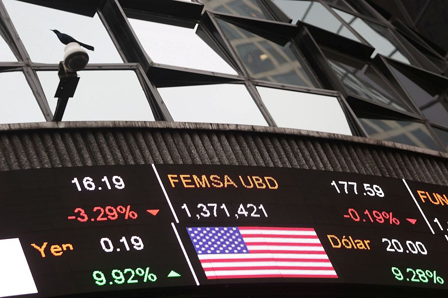 Los tipos de cambio vistos desde el exterior de la Bolsa en Ciudad de México