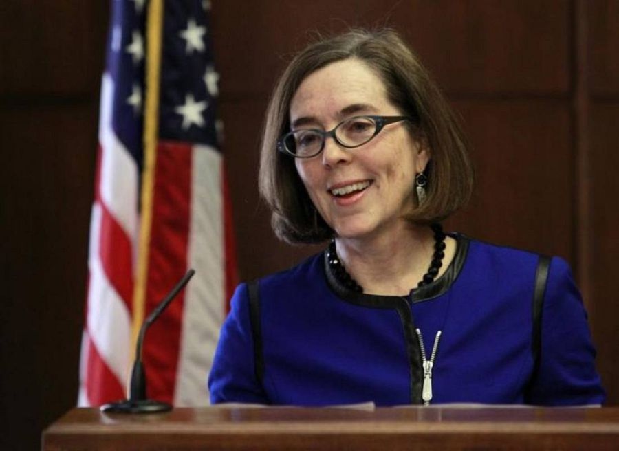 Kate Brown, de 46 años, es la primera mujer en ser gobernadora tras declararse miembro del colectivo LGTB.