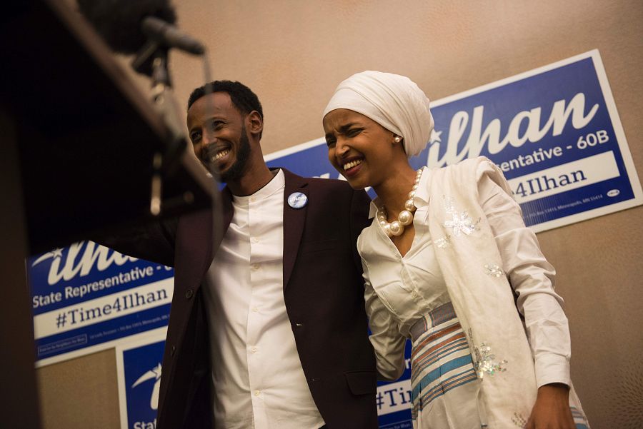 Ilhan Omar celebra junto a su marido su victoria en Minnesota.