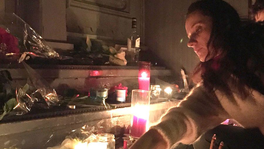 Varias personas depositan flores frente a la casa de Leonard Cohen en Montreal (Canadá)